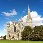 Salisbury City Centre 2-Bedroom Serviced Accommodation-Apartment - Pennyville